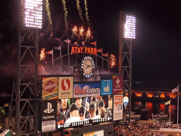 Jogadores de alta cinco no ATT Park HDTV Scoreboard no campo externo bl — Fotografia de Stock