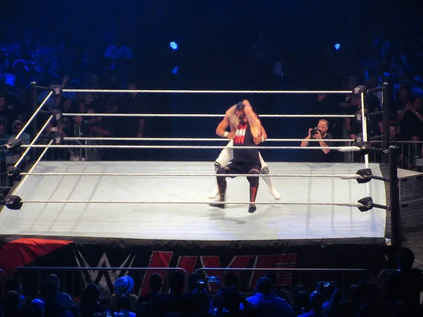 WWE Wrestler Kevin Owens goes for a stunner on Andrade in ring — Stock Photo, Image
