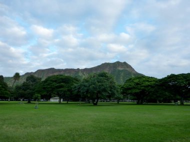 Diamond Head ve bulutlar ile gün boyunca Kapiolani Parkı'nda