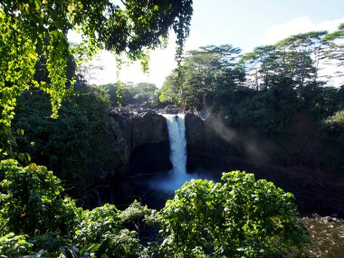 Hilo, Hawaii 'de Gökkuşağı Şelalesi