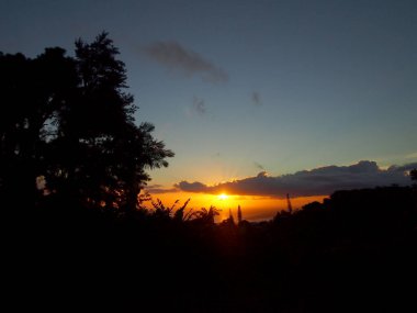 Gün batımında okyanus üzerindeki bulutlar Tantalus 'tan görülür.