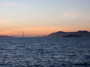 San Francisco silueti, Golden Gate Köprüsü ve Alcatraz Adası.