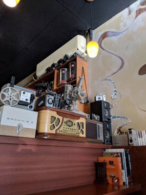 Picup alanında Retro Kamera ve Stereo ekipmanları