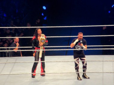 WWE güreşçisi Shinsuke Nakamura kıtalararası kemer takıyor.