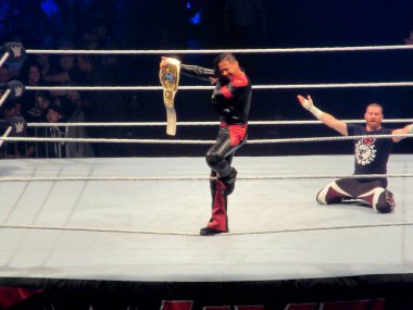 WWE güreşçisi Shinsuke Nakamura kıtalararası kemer takıyor.