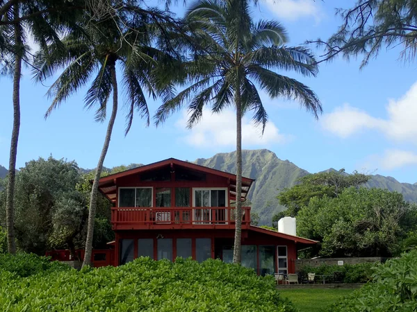 Red Beach House i Waimanalo på en smuk dag - Stock-foto