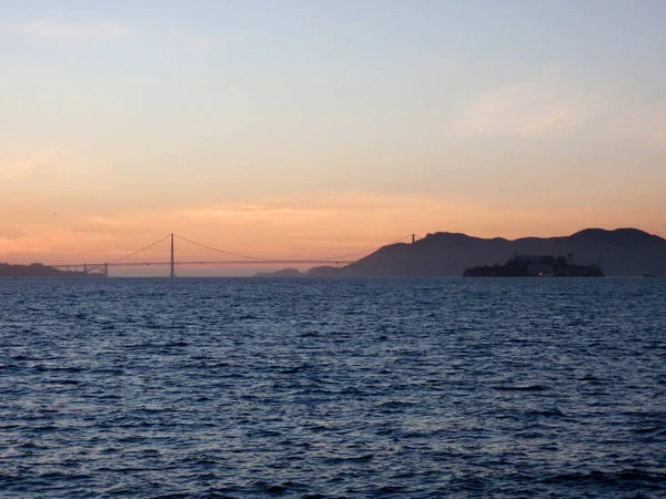 San Francisco city skyline, Golden Gate Bridge, and Alcatraz Isl — ストック写真