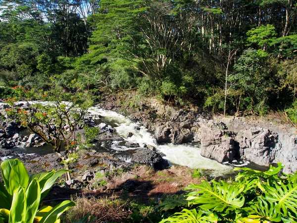 Wailuku Fluss läuft auf kochende Töpfe zu — Stockfoto