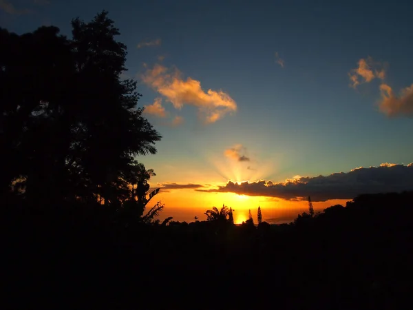 Sunset behind the clouds over the ocean on Tantalus mountain — ストック写真