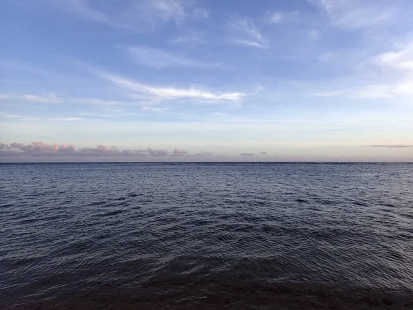 Ondiep oceaanwater van Kahala dat uitkijkt over de Stille Oceaan — Stockfoto