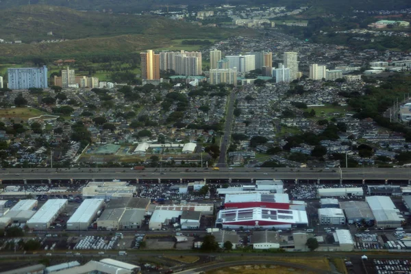 Vista aérea de la autopista Honolulu, edificios de alquiler de coches, golf — Foto de Stock