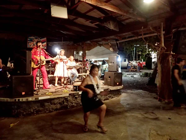 Lady Dances to the music of the band featuring Elvis look-a-like — 图库照片