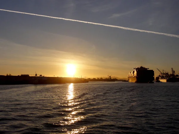 Shipping boat pulled by tugboats out of harbor as Shipping boat — Stock Photo, Image