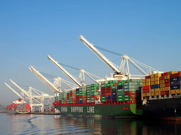 China Shipping Line Shipping boat is unloaded by cranes in Oakla — Stock Photo, Image