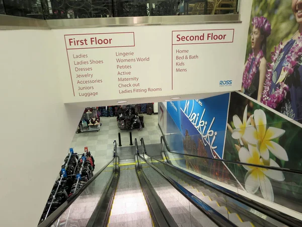 Escaleras mecánicas de compras de ropa en la tienda Ross — Foto de Stock