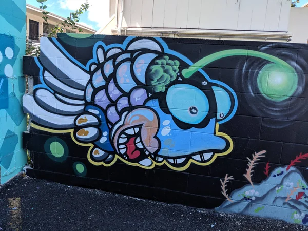 Gary disegna arte dei graffiti di pesce sulla parete — Foto Stock