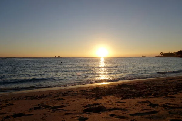 Puesta de sol como una ola hacia la playa desde el océano — Foto de Stock