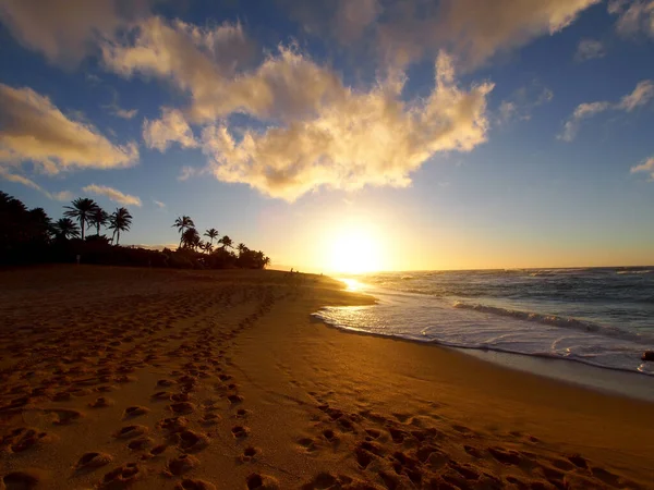 Pôr do sol bonito sobre o oceano e praia com ondas movendo-se para s — Fotografia de Stock