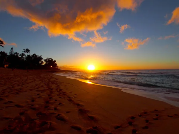 Mooie zonsondergang over de oceaan en het strand met golven die zich verplaatsen naar s — Stockfoto