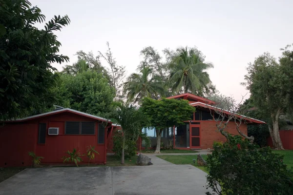 Red Beach House in Waimanalo on a Beautiful Day — Stock Photo, Image