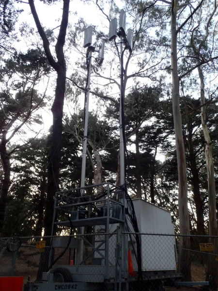 Przenośny telefon komórkowy Dane Wieża komunikacyjna w lesie — Zdjęcie stockowe