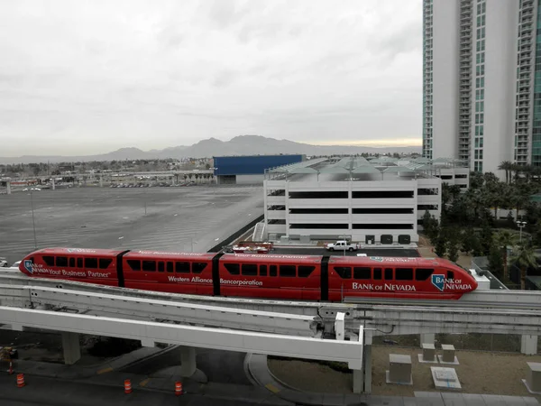 Bank of Nevada Monorail Train rides down track on a cloudy day — Stock Photo, Image