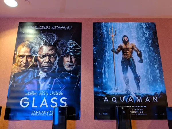 Carteles de Glass y Aquaman en Regal Movie Theater — Foto de Stock