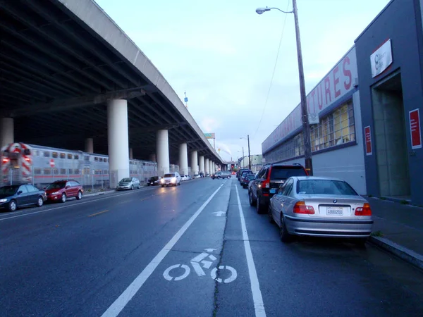Wet Bike Lane med Caltrain Passerar i fjärran. — Stockfoto