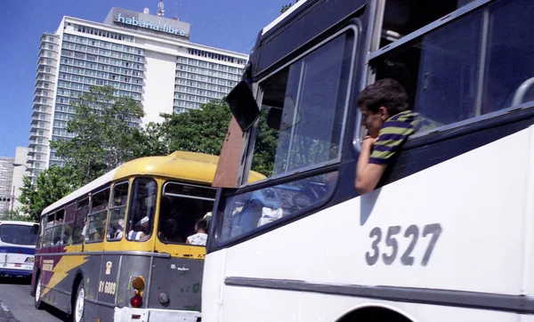 Autobús cubano Transmetro y Edificio Habana Libre — Foto de Stock