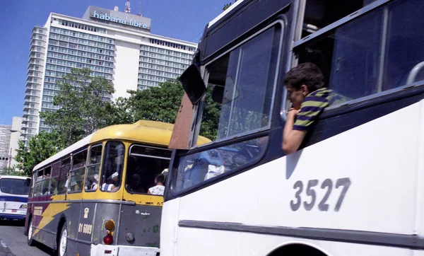 Transmetro Cuban Bus a Habana Libre Building — Stock fotografie