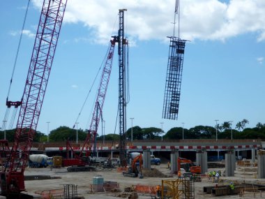 Honolulu - 24 Şubat 2014: İşçi ve makineler Oahu, Hawaii 'deki Ala Moana Alışveriş Merkezi' nde yeni bir alışveriş kanadı ve otopark inşa etmek için çalışıyorlar.