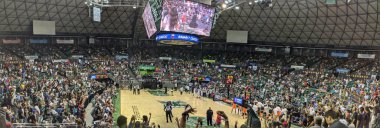 Honolulu - 6 Ekim 2019: Clippers, Oahu, Hawaii 'deki Hawaii Üniversitesi' nde Shanghai Sharks maçında zaman aşımı eğlencesi.