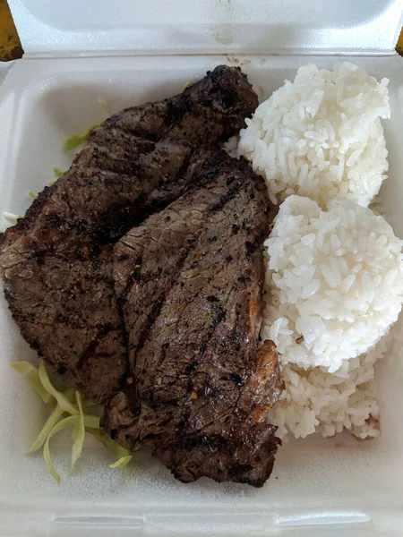 Sirlion Steak Und Zwei Kugeln Weißer Reis Einem Styroporteller Lokaler — Stockfoto