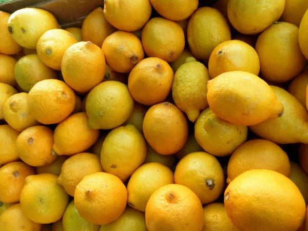 在农贸市场上发现的一堆堆有机柠檬 — 图库照片