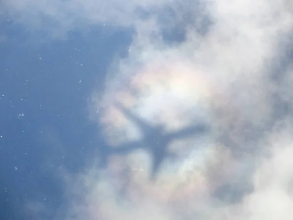Тень Самолета Облаках Над Тихим Океаном — стоковое фото
