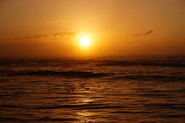 Solnedgång Över Havet Med Ljus Reflekterar Havsvågor Som Rör Sig — Stockfoto