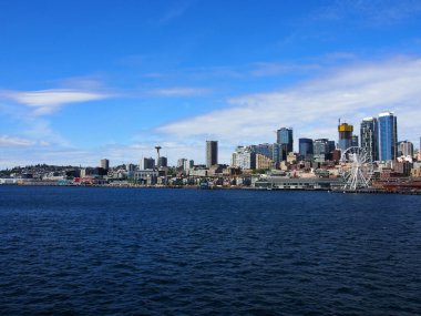 Seattle, Washington, Usa - 18 Mayıs 2019: Ferris Wheel, Space Needle ve şehir manzaralı Waterfront Park Sahnesi.