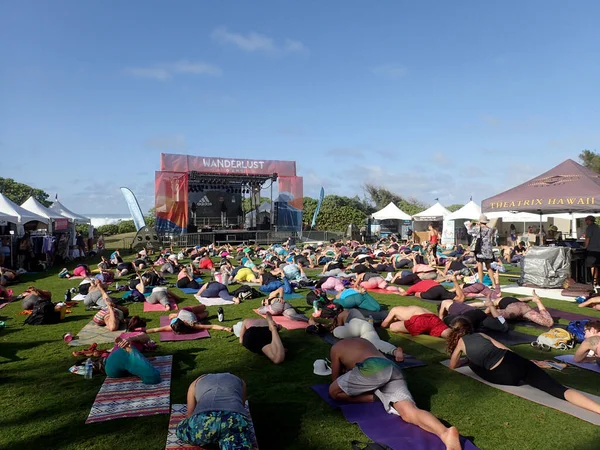 North Shore Hawaii February 2016 People Pigeon Pose Outdoor Yoga — Stock Photo, Image