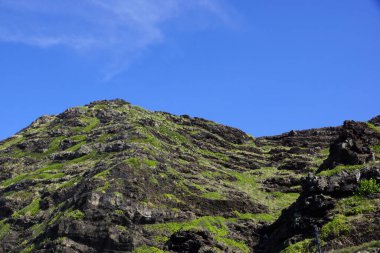 Ko 'olau' nun sonundaki Makapu Noktası 'nın tepesindeki dağın tepesine yakın çekim. Koolau Range, Hawaii 'nin Oahu adasının doğu veya ön kalkan yanardağının parçalanmış kalıntılarına verilen isimdir..  