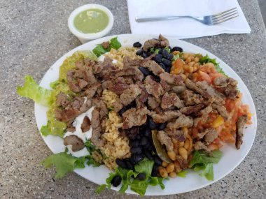 Dış Resif Salatası Biftek, Pirinç, Siyah Fasulye, Cajun Beyaz Fasulyesi, Kırmızı Lahana, Peynir, Salsa, Guacamole, Ekşi Krema ve salata soslu