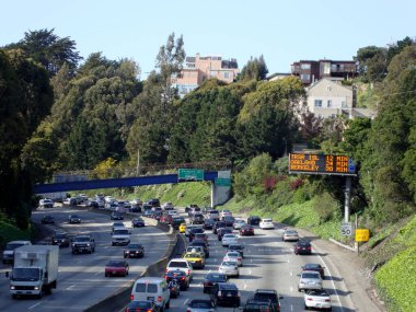 San Francisco - 26 Mart 2010: 101 no 'lu otoyolda giden arabaların üstten görünüşü (US 101) Kaliforniya, Oregon ve Washington eyaletleri boyunca uzanan ABD' nin kuzey güney otoyolu..