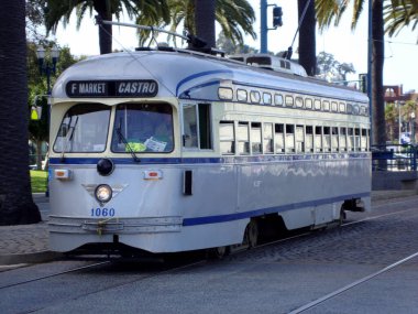 San Francisco - 26 Mart 2010 Gri Tramvay No. 1060 Philadelphia Rapid Transit Şirketi F Hattı MUNI Treni tarihi tramvayı.