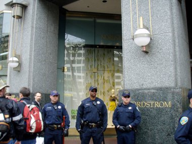 San Francisco - 19 Mart 2008: SFPD polis memurları şehirde protesto sırasında Nordstrom 'un girişini korudular