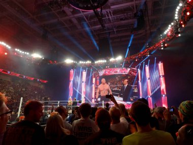 SAN JOSE - 30 Mart 2015 'te San Jose, Kaliforniya' daki SAP Center 'da Pazartesi Gecesi Raw' ın canlı kaydı sırasında Canavar Brock Lesner, Paul Heyman ile ringe çıktı..