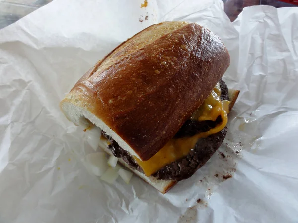 Dvojitý Cheeseburger Hořčicí Majonézou Nakládanými Okurkami Cibulí Podávaný Housce San — Stock fotografie