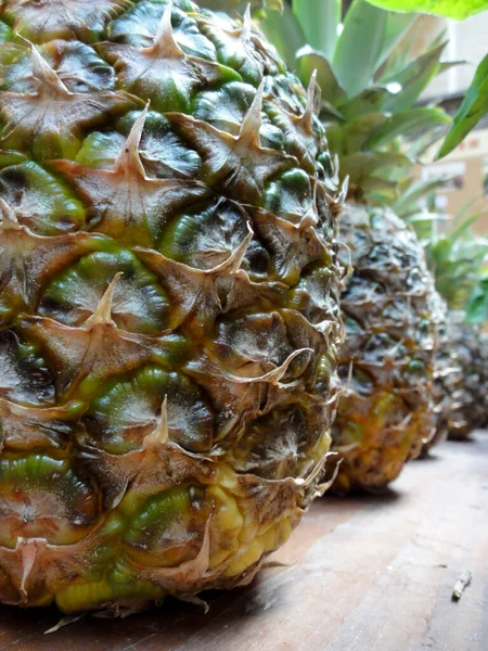 Rij Rijpe Grote Sappige Ananas Houten Tafel — Stockfoto