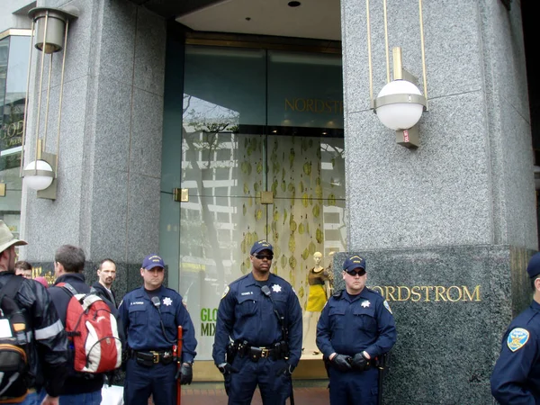 San Francisco Marca 2008 Policjanci Sfpd Pilnują Wejścia Nordstrom Podczas — Zdjęcie stockowe