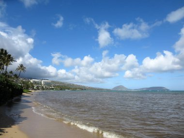 Kahala Sahili 'nin kumlu kıyı şeridi ve Hawaii, Oahu' nun güney kıyısı..