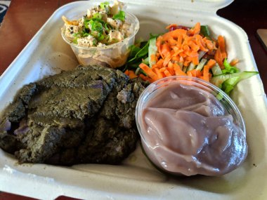 Hawaii Lau Lau tabağı Taze / Day Old Poi ile servis edilir kasede, salata, karton bir kutuda tofu dürtüsü.