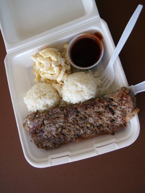 Biftek, makarna salatası ve iki kepçe kırmızı soslu beyaz pirinç. Hawaii usulü yerel yemek tabağı.. 